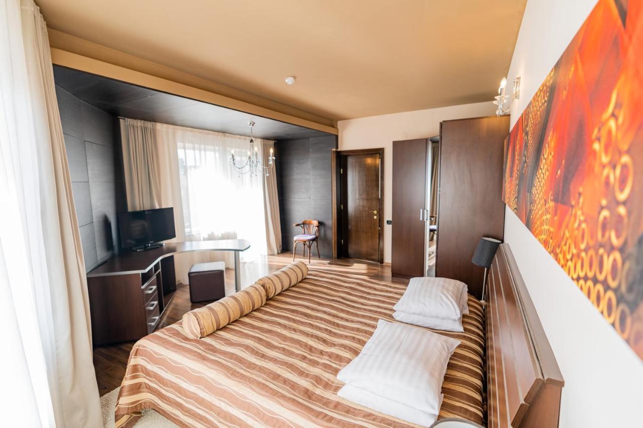 Hotel Belvedere Brasov Bagian luar foto