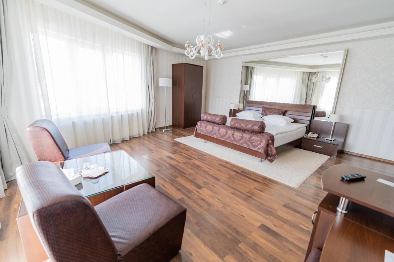 Hotel Belvedere Brasov Bagian luar foto