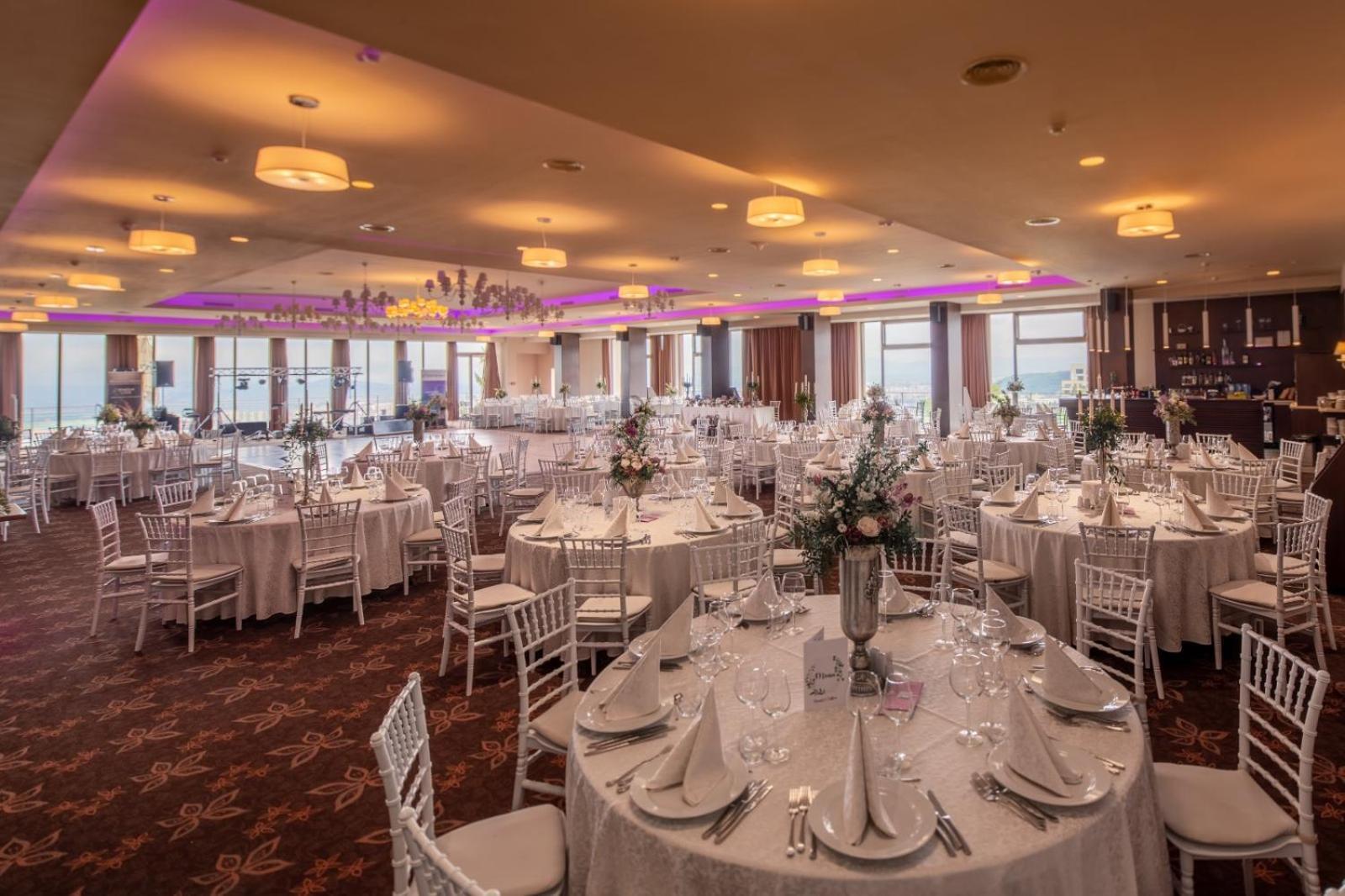 Hotel Belvedere Brasov Bagian luar foto